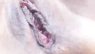 Шалунья RaisaWetsX показывает свой клитор