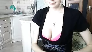 Озорная шмарина Alexis_SKinny балдеет на кухне