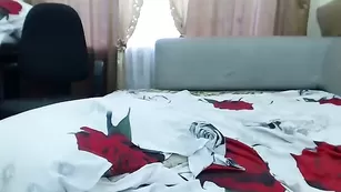 Молоденькая принцесса sexyladissss нежно раздвигает пилотку