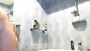 Аппетитная бабенка Nightseduce моется в ванне