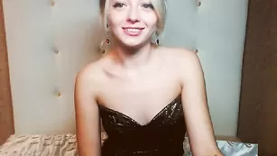 teenchika общается и показывает киску