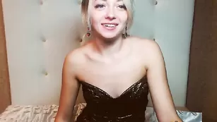 teenchika общается и показывает киску