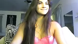 Симпатичная краля AspenRae развлекается с фаллосом