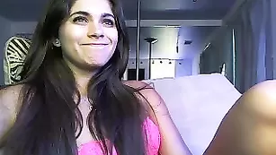 Симпатичная краля AspenRae развлекается с фаллосом