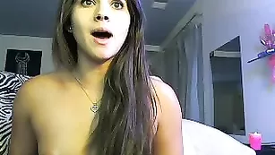 Симпатичная краля AspenRae развлекается с фаллосом