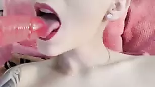 Великолепная путана Milamilanxxx трахает себя в пизду
