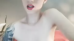 Великолепная путана Milamilanxxx трахает себя в пизду