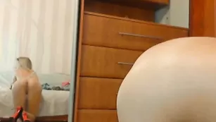 Alinn1 скромно укрощает вагину