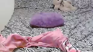 Горячая малышка Ninja_Girl ласкает сочную киску