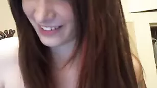 Прелестная чертовка Mesmereyez показывает прелести