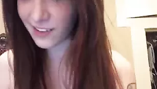 Прелестная чертовка Mesmereyez показывает прелести