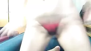 Жаркая брюнеточка AngelSweetyxXx трахает обе дырочки