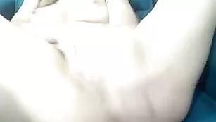 Жаркая брюнеточка AngelSweetyxXx трахает обе дырочки