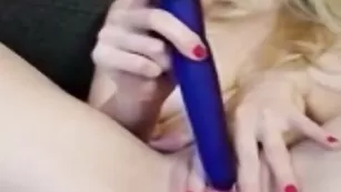 Высшая цыпочка blondeyammy долбится с большим диком