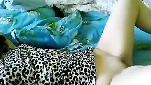 Boginjasexa дразнит свою щель средним пальчиком