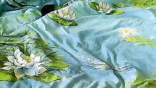 Boginjasexa дразнит свою щель средним пальчиком