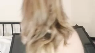 Превосходная кобыла GirlNextDoor69 жарится двумя самотыками