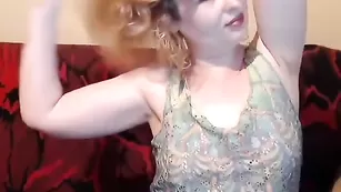 Кудрявая барышня bella1974 мандражирует волохатую пилотку