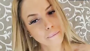 Красивая блонда BelleU раздевается и мастурбирует