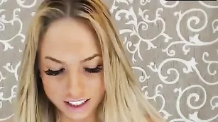 Красивая блонда BelleU раздевается и мастурбирует