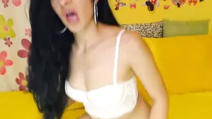 Черноволосая блядь AntoniaXXX исполняет вагинальный массаж