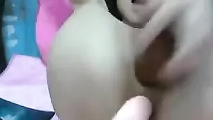 Горячая азиатская сука долбится в анус