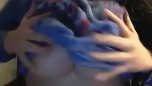 Грудастая самка MissVoluptius мастурбирует вагину вибратором