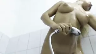 4xxxlady любительница принимать душ на веду у своих зрителей