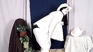 Полная соска Fat pig показывает свое дряблое тело