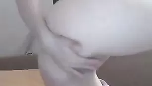 Melany натирает клитор и ебет себя фаллоиметатором