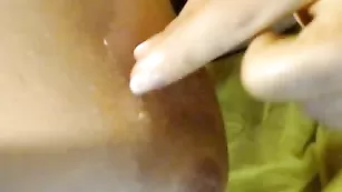 Шальная телочка Myly трахает вагину секс игрушкой