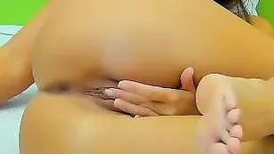 Симпатичная брюнеточка Nicollexx страстно теребит киску