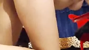 Симпатичная телочка Swhotlady23 трахает оба отверстия