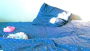 Малышка Estelle ласкает свою розовую киску и шлепает себя по попке