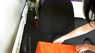 Эффектная цаца Aksana расслабляется секс игрушками