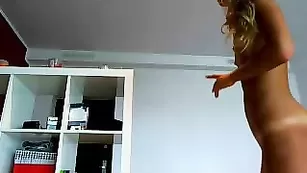 Белокурая прелесть SexyModel__4U мандражирует киску