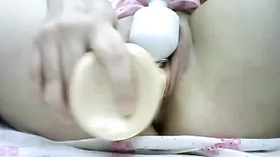 Похотливая дамочка Guelcin мастурбирует бритую пизду