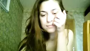 Шальная телочка эротично двигается обнаженная