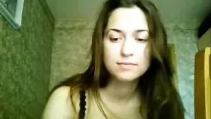 Шальная телочка эротично двигается обнаженная