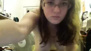 Пышная самка Plushtongue развлекается с секс игрушками