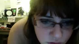 Пышная самка Plushtongue развлекается с секс игрушками