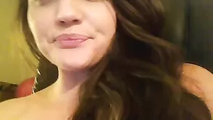 Пышная потаскушка MissVoluptuiS изящно показывает свои прелести