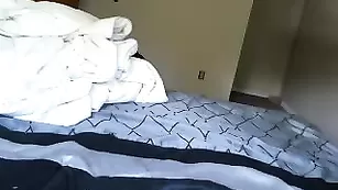 Зрелая крошка Goldilicks классно трахает себя в пилотку