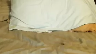 Жаркая телочка Hayweeeee дрочит бритую пизду