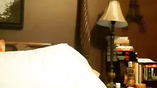 Жаркая телочка Hayweeeee дрочит бритую пизду