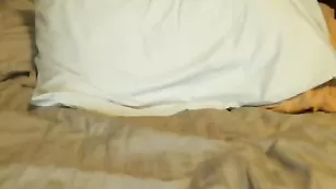 Жаркая телочка Hayweeeee дрочит бритую пизду
