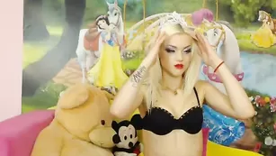 Худенькая модель SuckerDoll балует себя самотыком