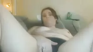 Milf4u1980 толстушка с Америки массажирует свою вагину через трусы