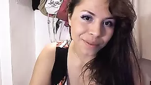 Шальная куколка MySoftyGuns трахает пизду пальчиками