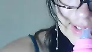 Роскошная курва Dannielita мастурбирует пизду